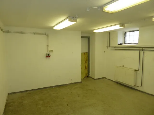 Kiadó kereskedelmi és ipari ingatlan Pécs, Patacs, Szentlőrinci út 20 nm