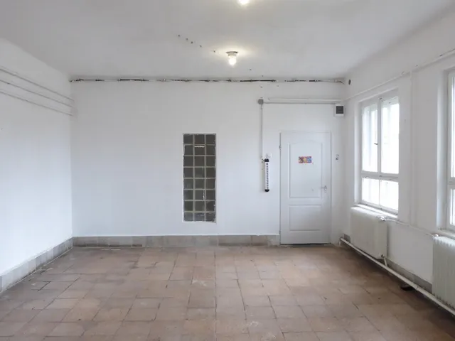 Kiadó kereskedelmi és ipari ingatlan Pécs, Nyugati ipari terület, Szentlőrinci út 40 nm