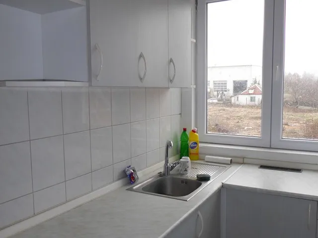 Kiadó kereskedelmi és ipari ingatlan Pécs, Nyugati ipari terület, Szentlőrinci út 18 nm