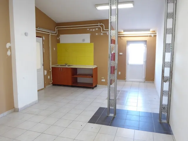 Kiadó kereskedelmi és ipari ingatlan Pécs, Kertváros, Megyeri út 30 nm