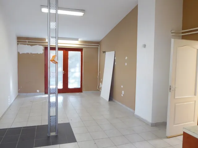 Kiadó kereskedelmi és ipari ingatlan Pécs, Kertváros 30 nm