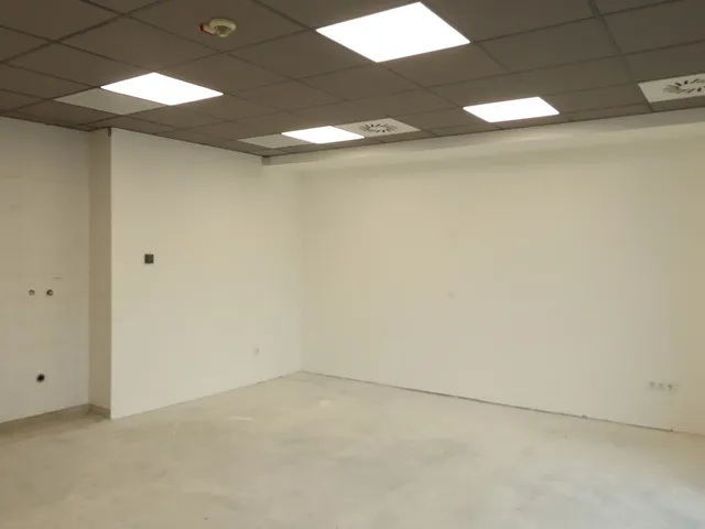Kiadó kereskedelmi és ipari ingatlan Pécs, Belváros, Nyírfa utca 93 nm