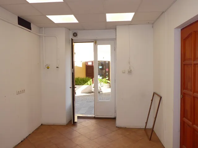 Kiadó kereskedelmi és ipari ingatlan Pécs, Belváros, Ferencesek utcája 16 nm