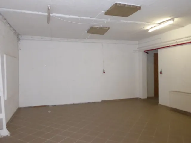 Kiadó kereskedelmi és ipari ingatlan Pécs, Kertváros, Megyeri út 208 nm