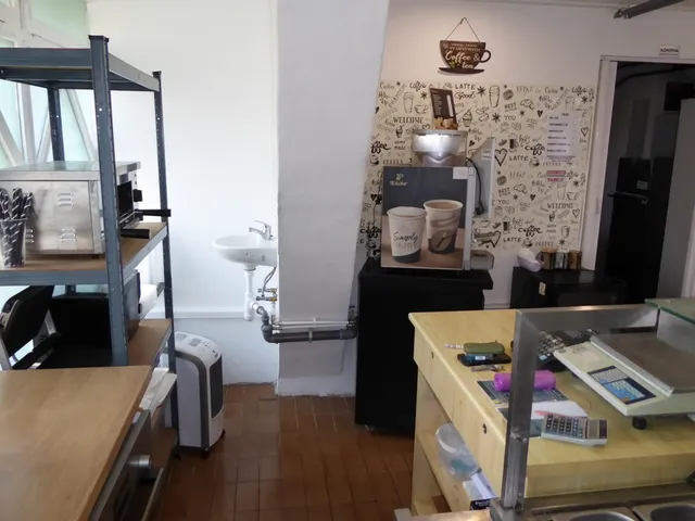 Kiadó kereskedelmi és ipari ingatlan Komló, Városház tér 30 nm