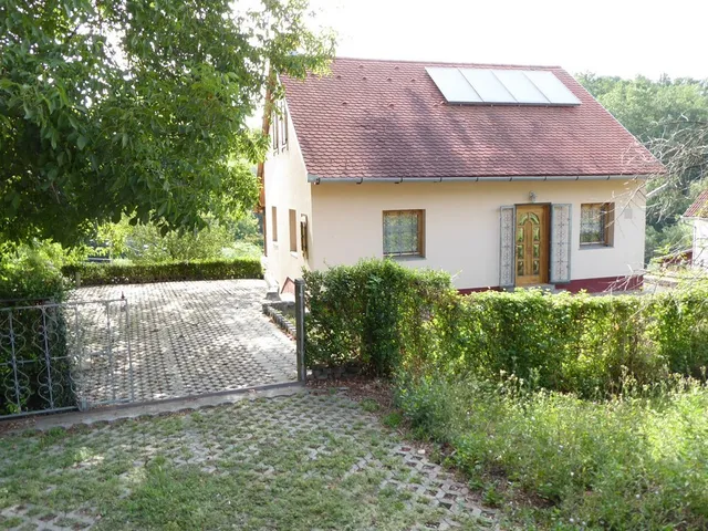 Eladó nyaraló Komló, Sikonda, Sikondai út 96 nm