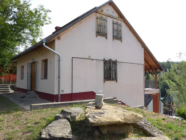 Eladó nyaraló Komló, Sikonda, Sikondai út 96 nm
