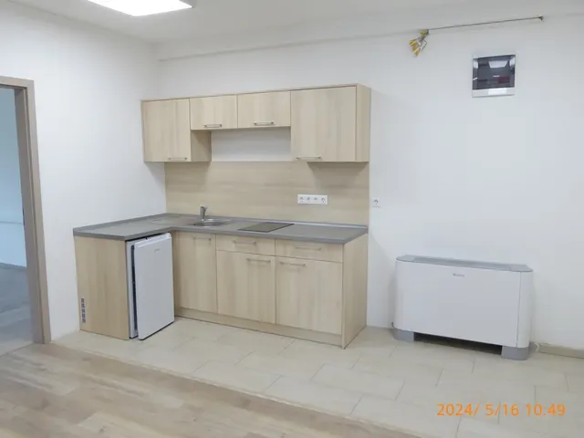 Kiadó kereskedelmi és ipari ingatlan Pécs, Ispitaalja, Megyeri út 32 nm