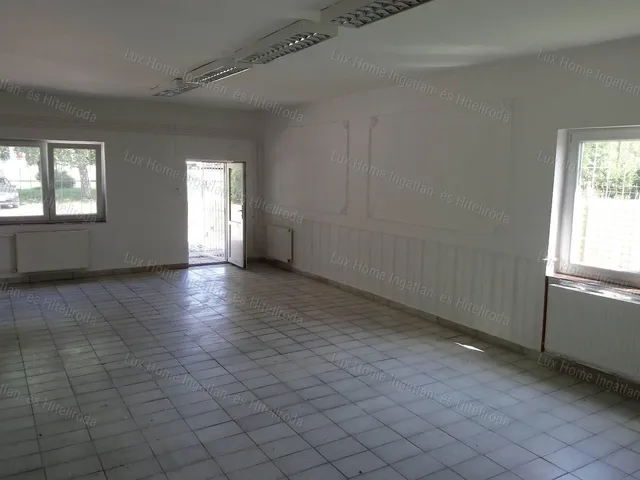 Kiadó kereskedelmi és ipari ingatlan Komárom 67 nm
