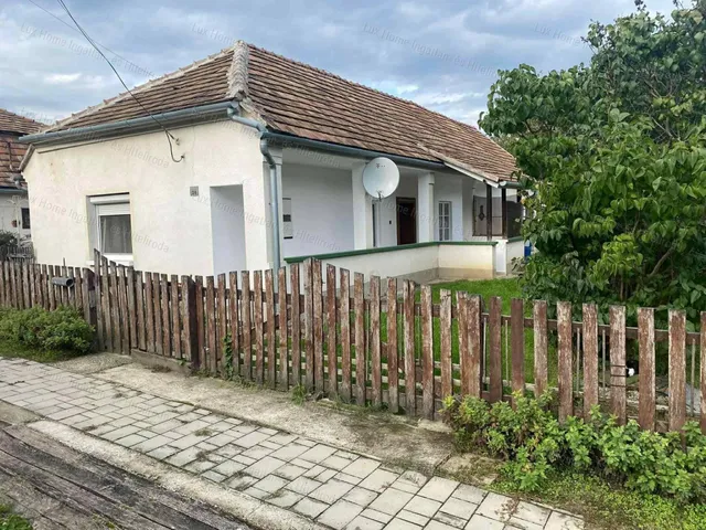 Eladó ház Súr 90 nm