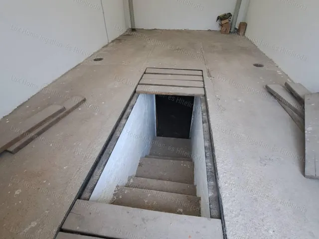 Eladó garázs Oroszlány 21 nm