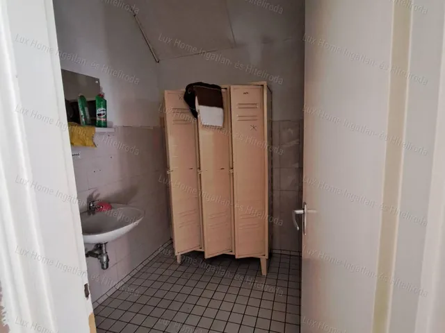 Eladó kereskedelmi és ipari ingatlan Oroszlány 153 nm