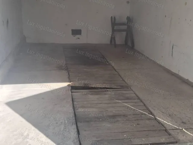 Eladó garázs Oroszlány 21 nm