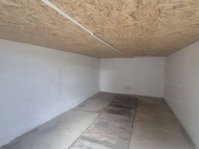 Eladó garázs Oroszlány 21 nm