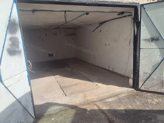 Eladó garázs Oroszlány 21 nm