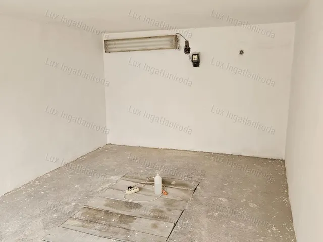 Eladó garázs Oroszlány 16 nm