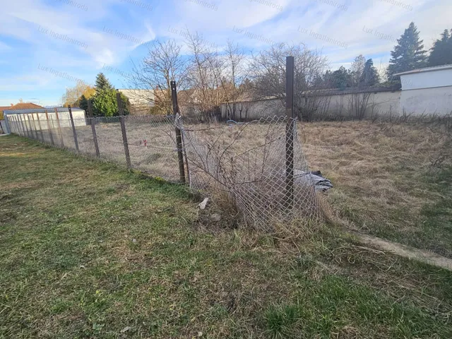 Eladó telek Oroszlány 600 nm