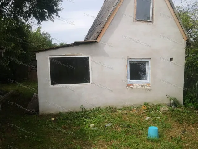 Eladó telek Oroszlány 1228 nm