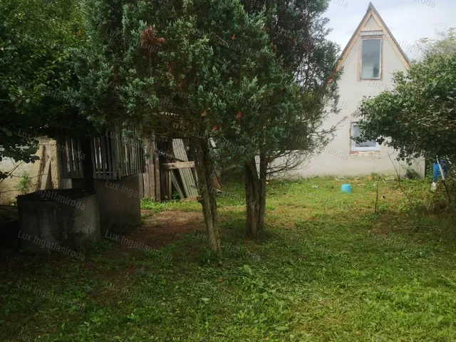 Eladó telek Oroszlány 1228 nm