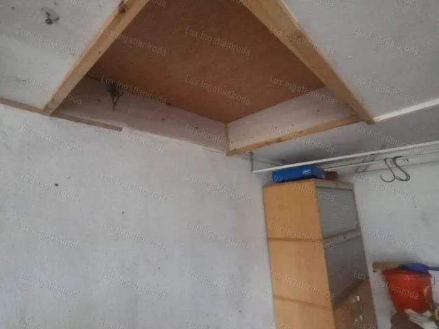 Eladó garázs Oroszlány 21 nm