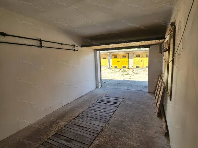 Eladó garázs Oroszlány 22 nm