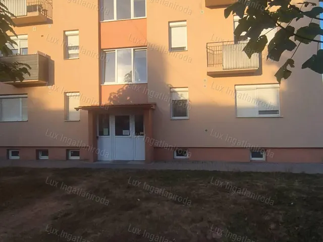 Eladó lakás Oroszlány 38 nm