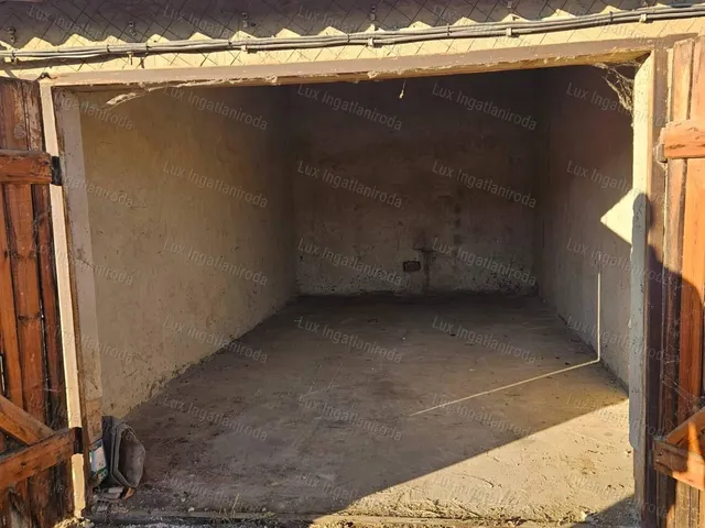 Eladó garázs Oroszlány 21 nm