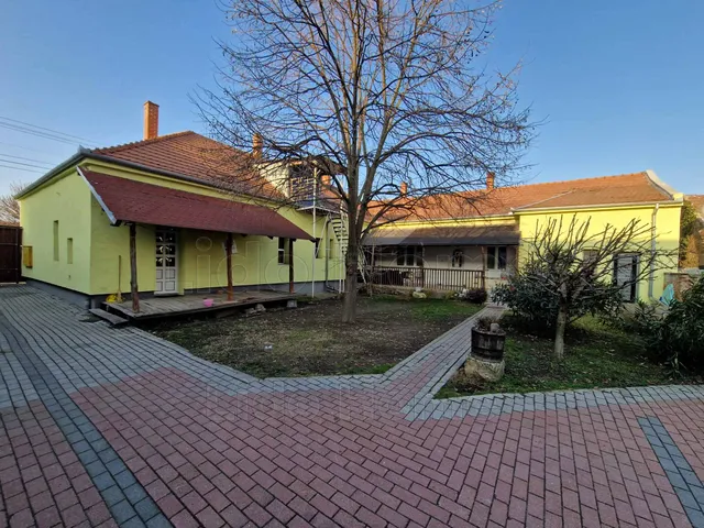 Eladó ház Ercsi 260 nm