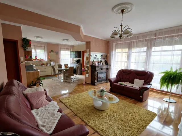 Eladó lakás Székesfehérvár, Feketehegy 86 nm