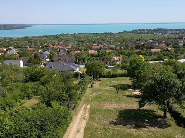 Eladó telek Balatonalmádi 2450 nm