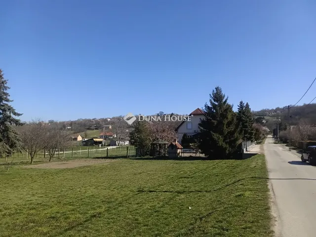 Eladó telek Kőröshegy 855 nm