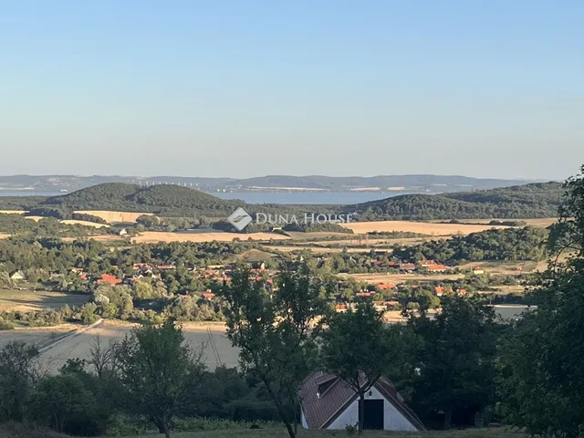 Eladó telek Pécsely 5017 nm