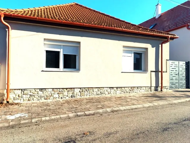 Eladó ház Veszprém, Endrődi Sándor-lakótelep 95 nm