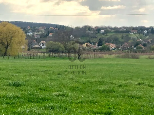 Eladó telek Kőröshegy 770 nm