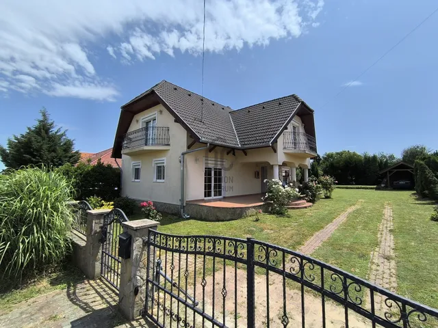 Eladó ház Balatonberény 170 nm
