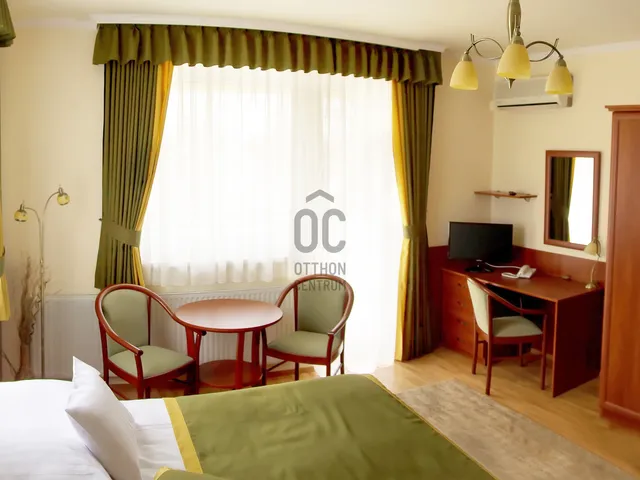 Eladó kereskedelmi és ipari ingatlan Siófok, Aranypart 450 nm