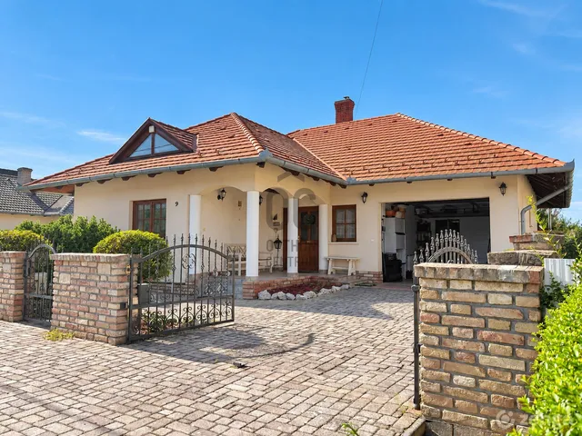 Eladó nyaraló Balatonberény 150 nm