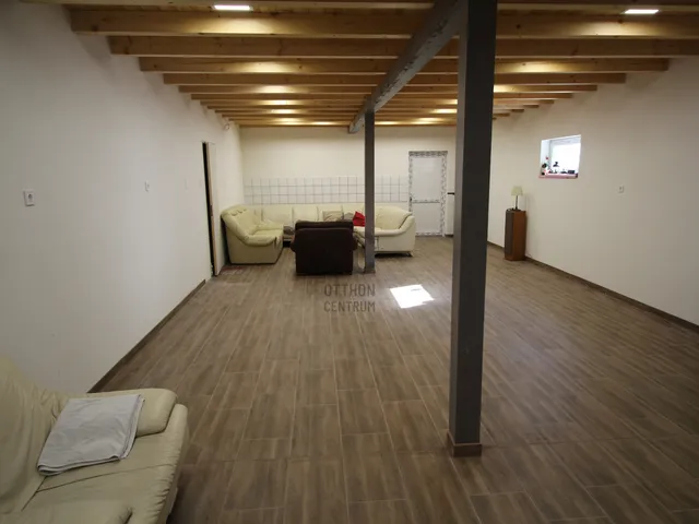 Eladó kereskedelmi és ipari ingatlan Szigetmonostor, Horány 230 nm
