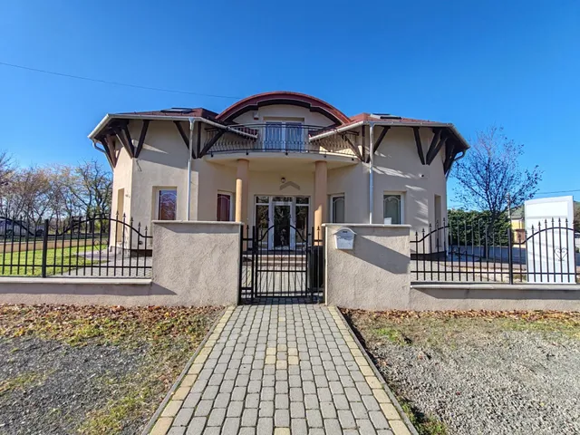 Kiadó kereskedelmi és ipari ingatlan Nagytarcsa 214 nm