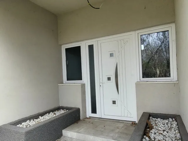 Eladó kereskedelmi és ipari ingatlan Dunaújváros, Dózsa városrész 1052 nm