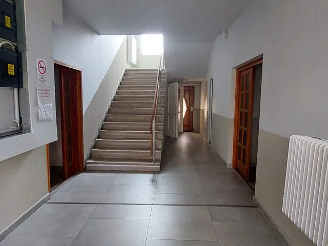 Eladó kereskedelmi és ipari ingatlan Dunaújváros, Dózsa városrész 1052 nm