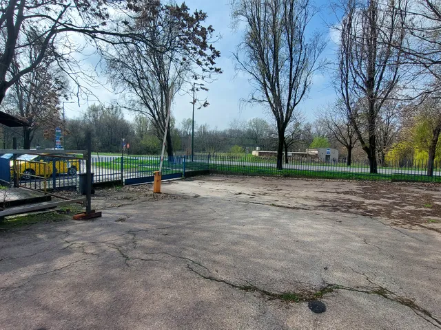 Kiadó kereskedelmi és ipari ingatlan Dunaújváros, Dózsa városrész 1052 nm