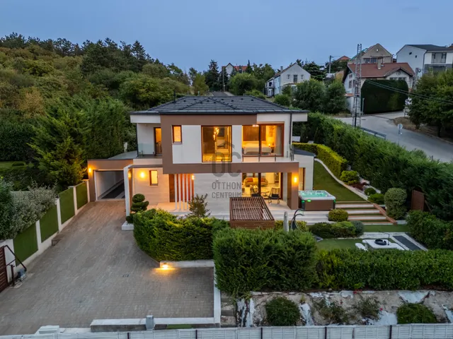 Eladó ház Üröm 220 nm