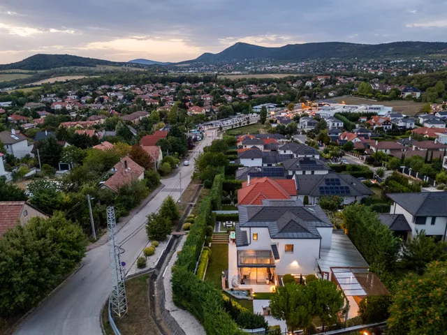 Eladó ház Üröm, Kamilla utca 220 nm