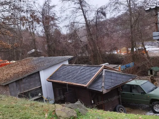 Eladó kereskedelmi és ipari ingatlan Gyöngyösoroszi 4682 nm