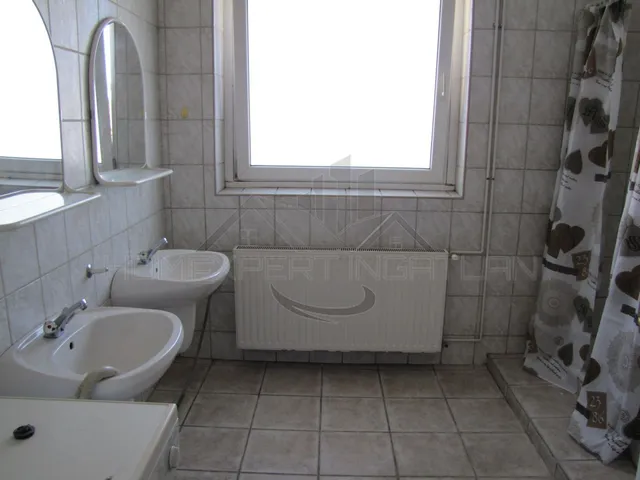 Kiadó kereskedelmi és ipari ingatlan Győr, Nádorváros 200 nm