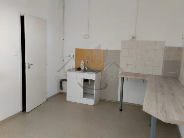Kiadó kereskedelmi és ipari ingatlan Győr, Nádorváros 100 nm