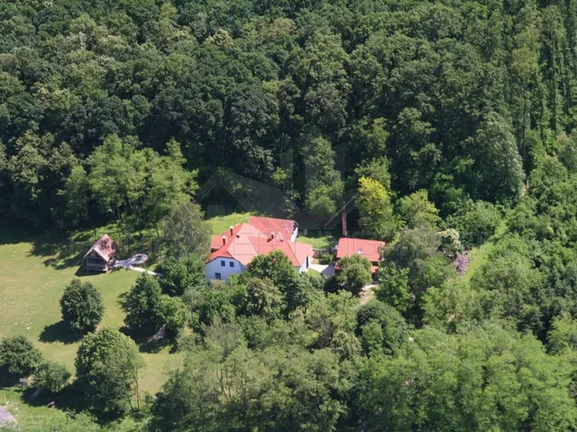 Eladó kereskedelmi és ipari ingatlan Bakonyszentlászló 350 nm