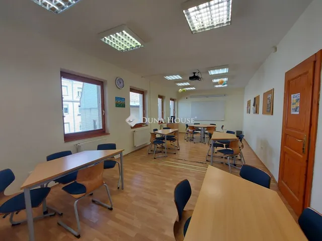 Eladó kereskedelmi és ipari ingatlan Szolnok, Szapáry utca 158 nm