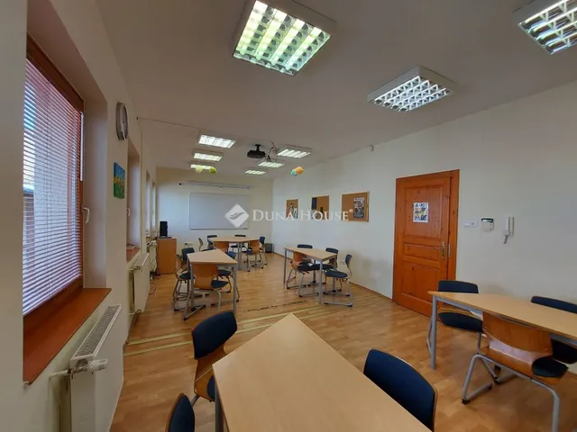 Eladó kereskedelmi és ipari ingatlan Szolnok, Szapáry utca 158 nm